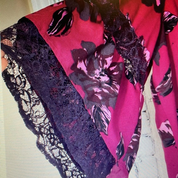 Lane Bryant Floral Blouse w/Lace Detailed Flare Sleeve Tunic - NWT - Size 26/28 - Picture 11 of 15